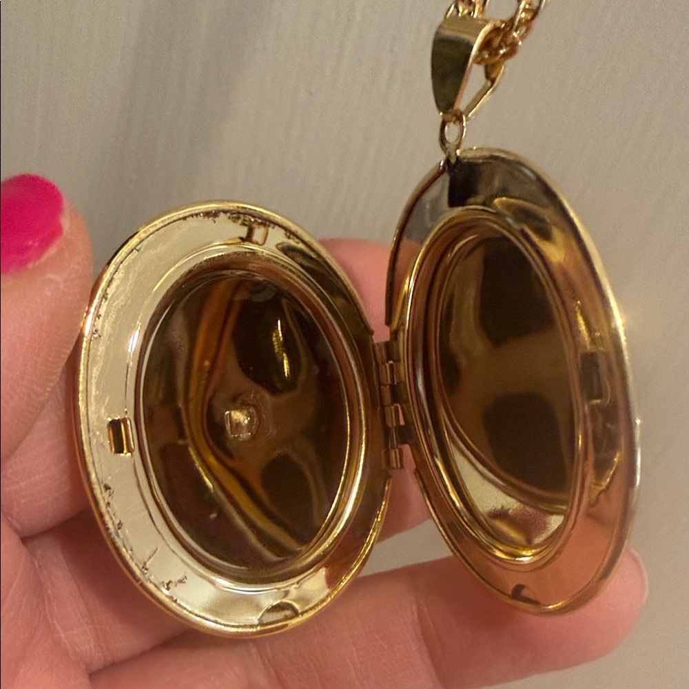 Intricate Medallion Gold Oval Locket Necklace with rope chain 14 inches - Picture 5 of 12